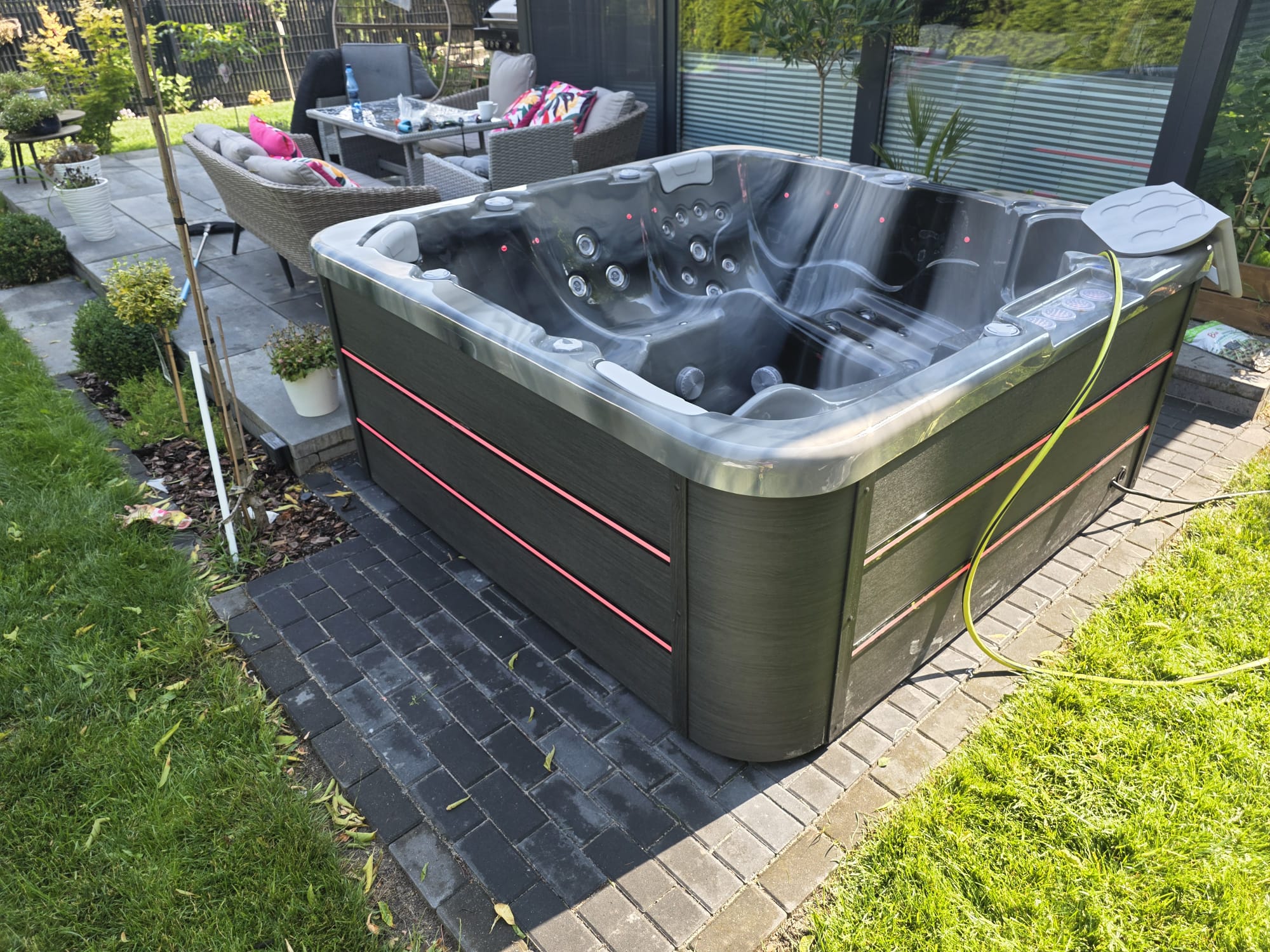 Jacuzzi EM Spa — Realizacja w ogrodzie