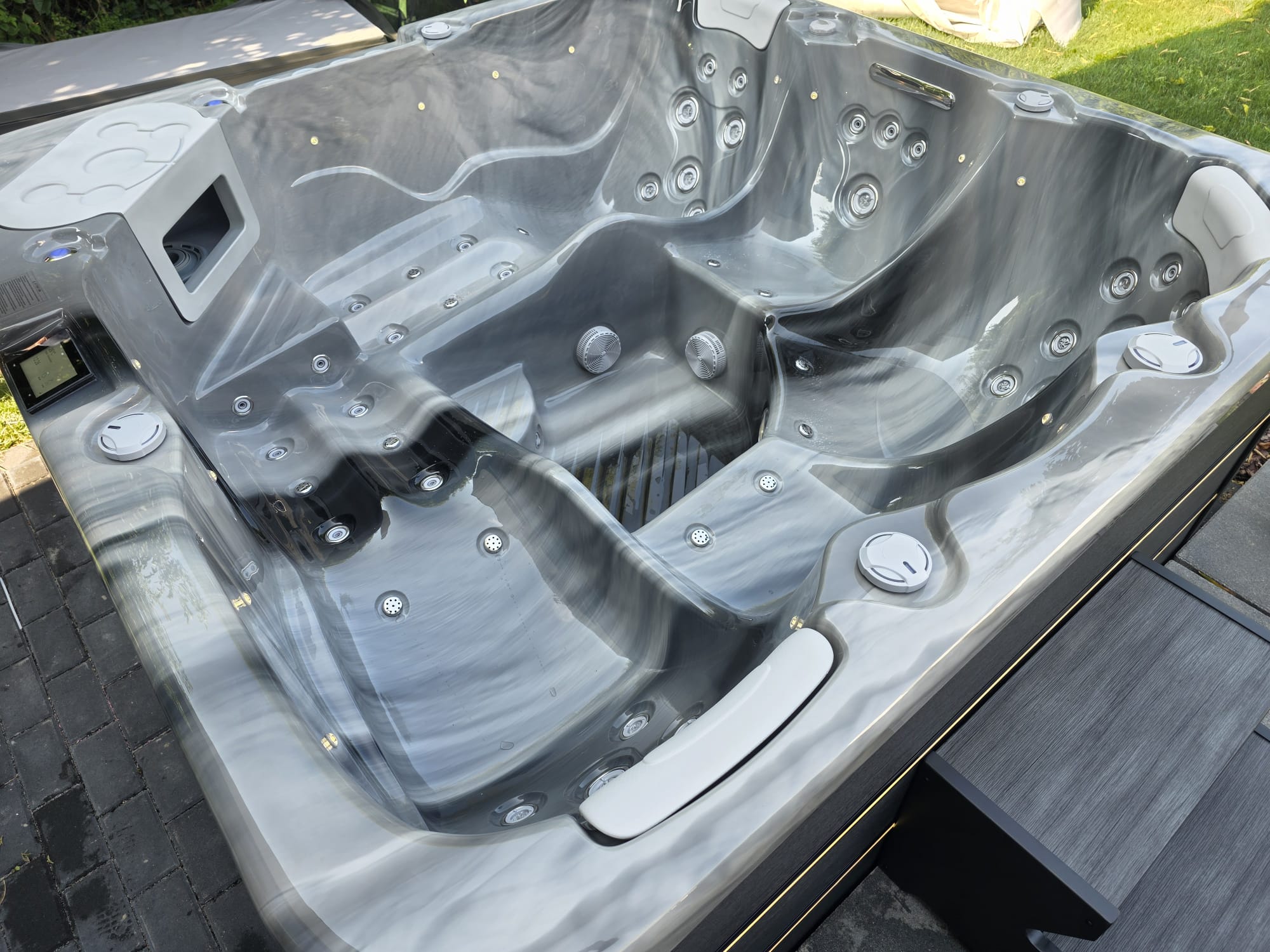 Jacuzzi EM Spa — Dwie wygodne leżanki