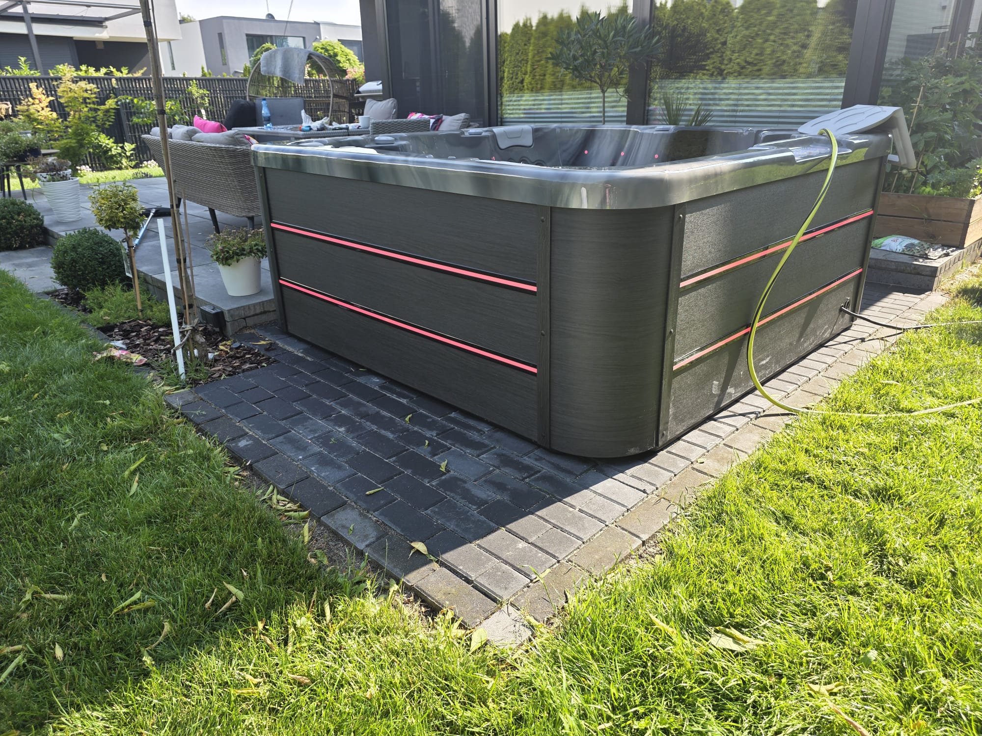 Jacuzzi EM Spa — Widok z boku