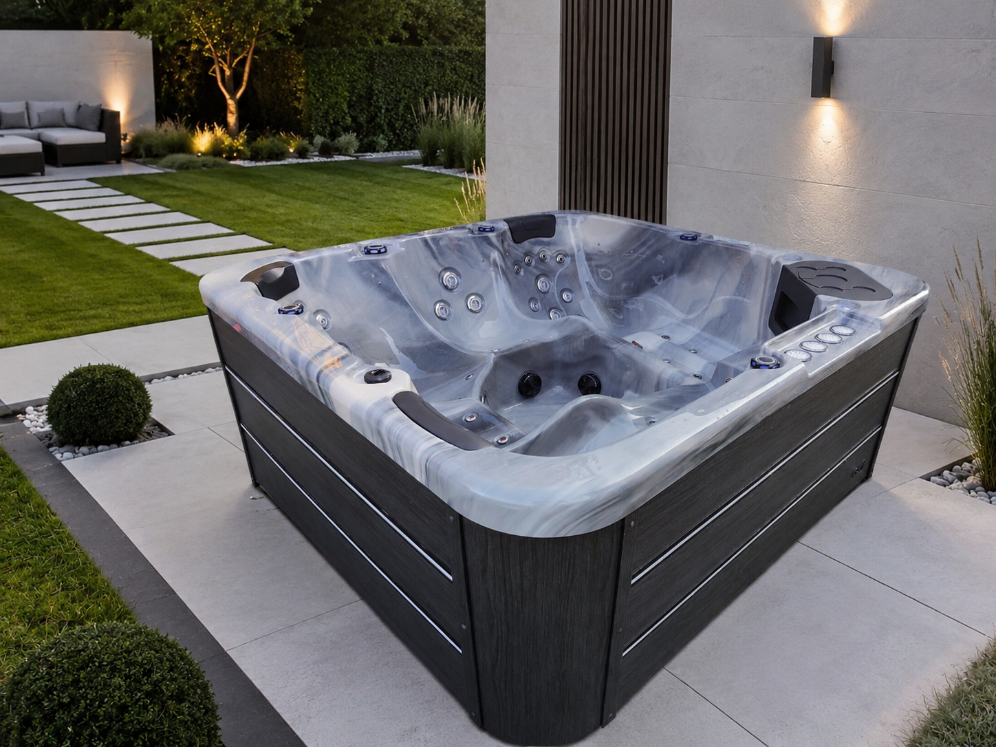 Jacuzzi EM Spa z szarą marmurową misą w nowoczesnym ogrodzie