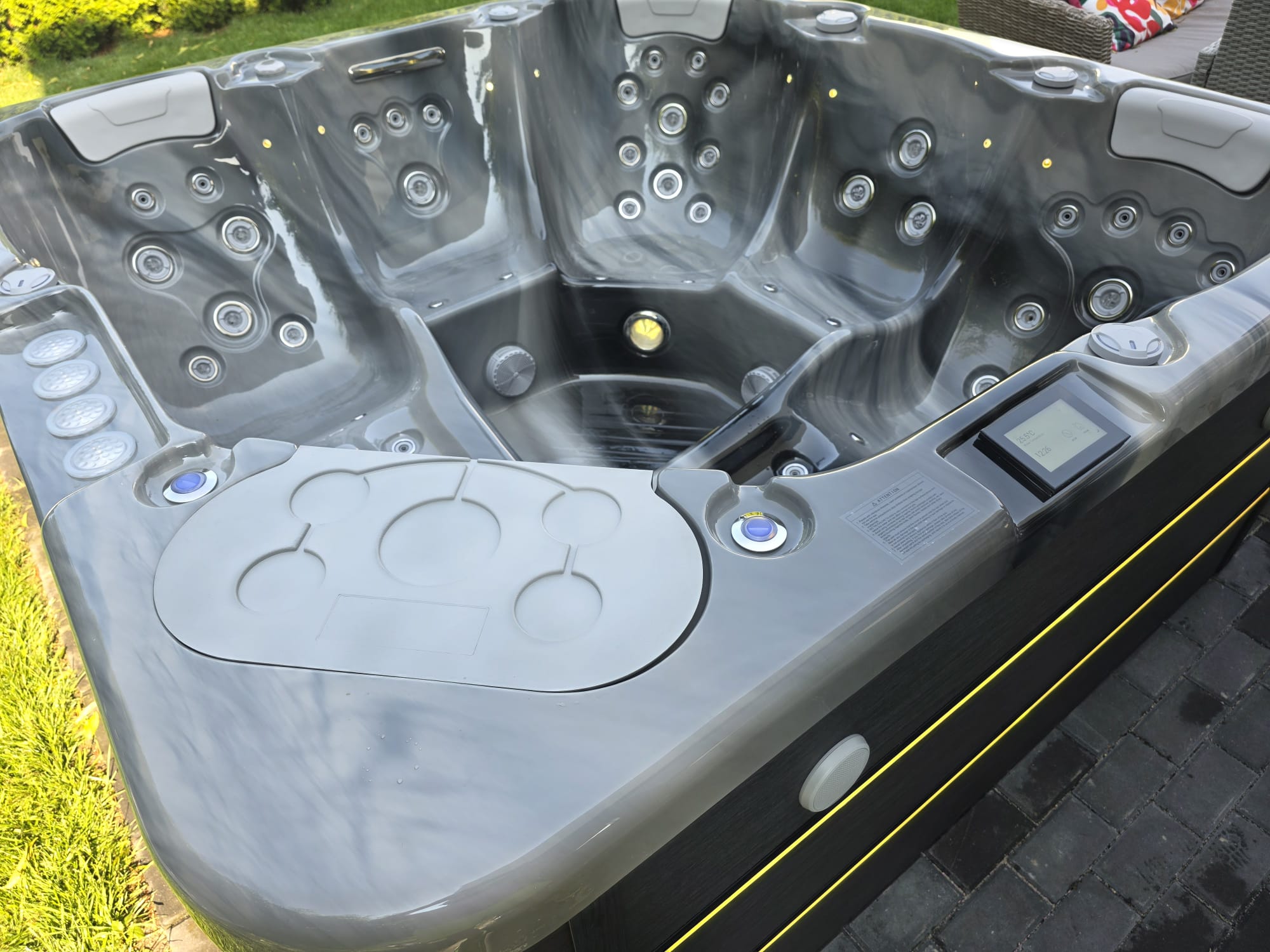 Wnętrze jacuzzi EM Spa z szarą marmurową misą i dwiema leżankami