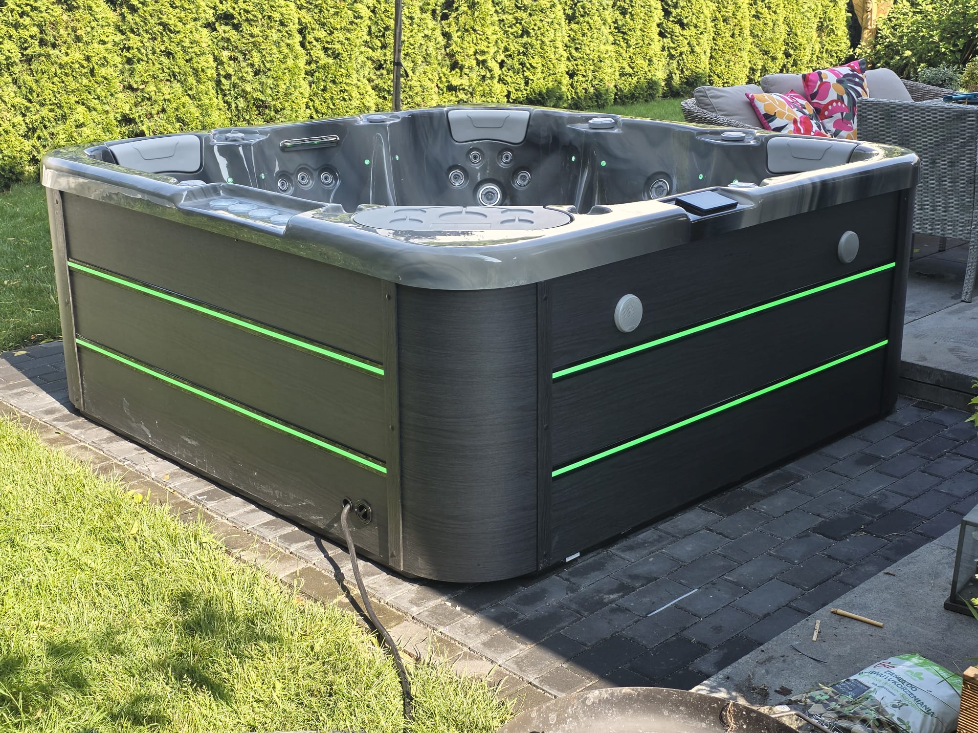 Jacuzzi EM Spa z szarą marmurową misą i grafitową obudową